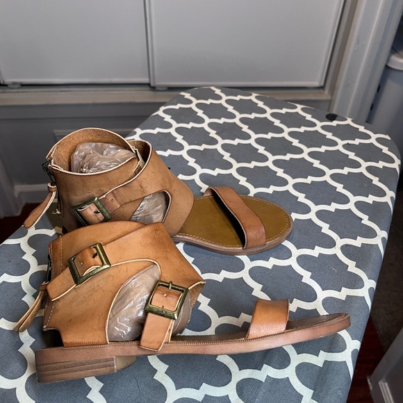 Tan Sandals Gladiator Style - Picture 1 of 4